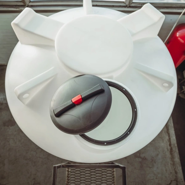 Емкость ЦКТ 5000 л с патрубком 110мм с фланцем в обрешетке с лестницей 