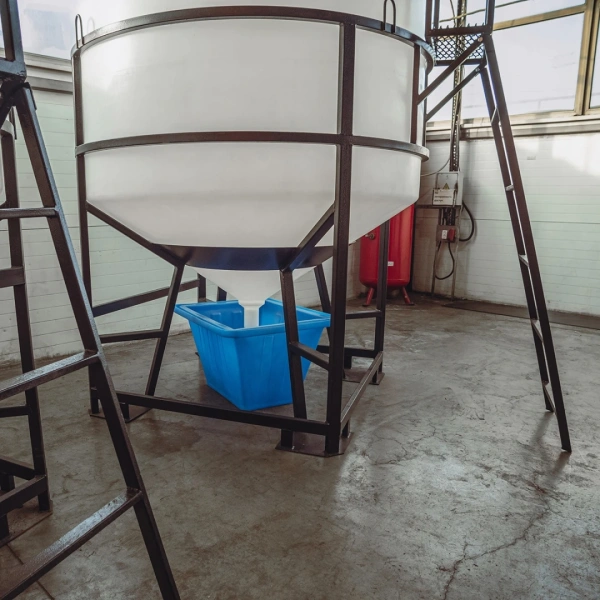 Емкость ЦКТ 5000 л с патрубком 110мм под плотность до 1,5 г/см³ белая в обрешетке с лестницей