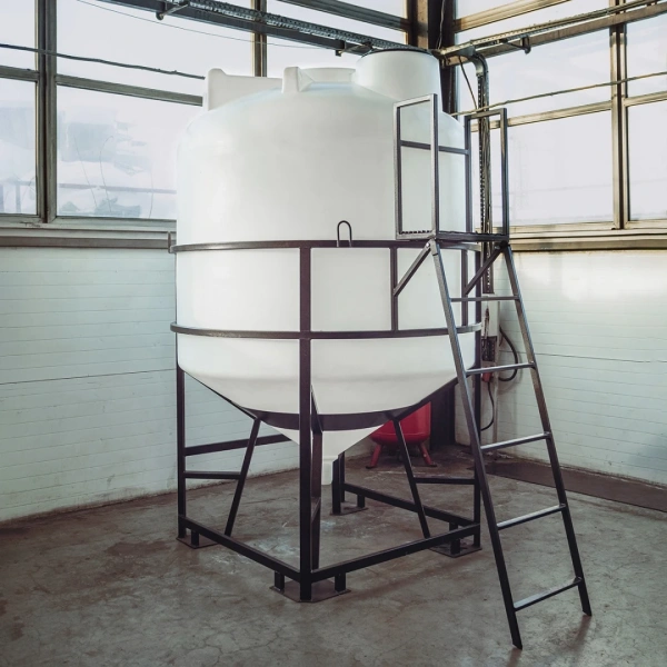Емкость ЦКТ 5000 л с патрубком 160мм с фланцем под плотность до 1,2 г/см³ белая в обрешетке с лестницей