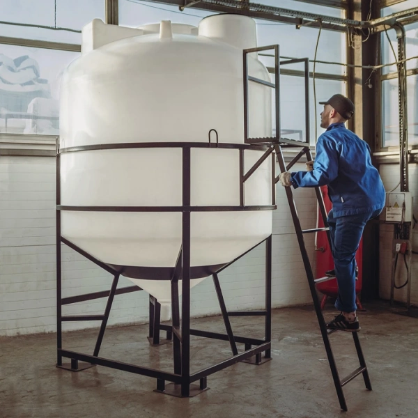 Емкость ЦКТ 5000 л с патрубком 160мм с фланцем под плотность до 1,5 г/см³ белая в обрешетке с лестницей